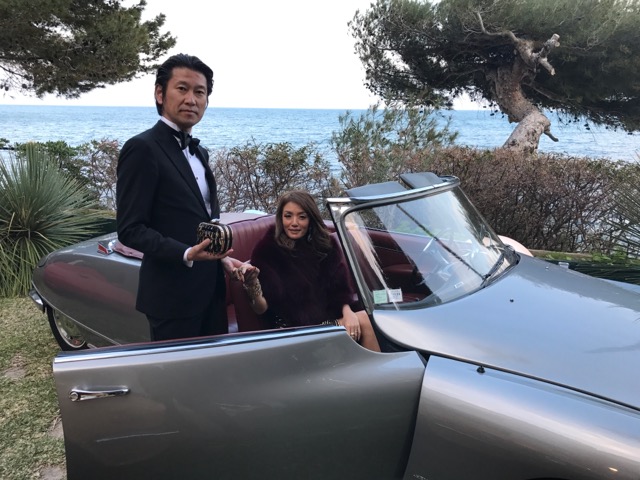 ブラピ&アンジが乗った車で舞踏会へ