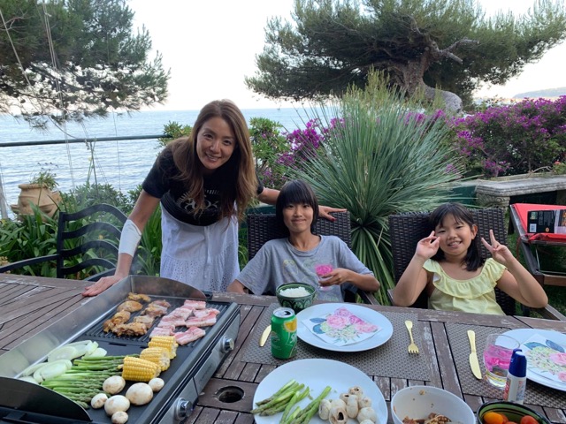 お庭でバーベキュー、日本とお肉が違います